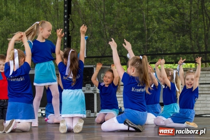 Zdjęcie w galerii na portalu naszraciborz.pl: Najmłodsi mieszkańcy gminy na scenie festynu rodzinnego w Pietrowicach Wielkich  wiadomości z regionu