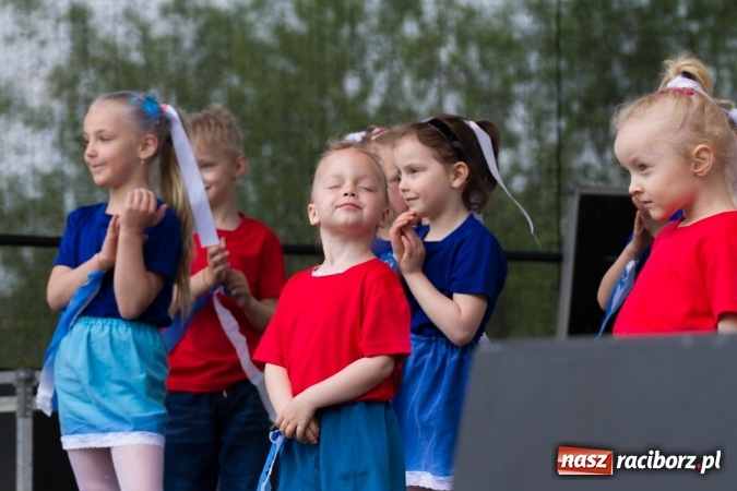 Zdjęcie w galerii na portalu naszraciborz.pl: Najmłodsi mieszkańcy gminy na scenie festynu rodzinnego w Pietrowicach Wielkich  wiadomości z regionu
