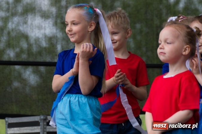 Zdjęcie w galerii na portalu naszraciborz.pl: Najmłodsi mieszkańcy gminy na scenie festynu rodzinnego w Pietrowicach Wielkich  wiadomości z regionu