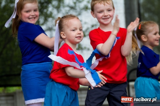 Zdjęcie w galerii na portalu naszraciborz.pl: Najmłodsi mieszkańcy gminy na scenie festynu rodzinnego w Pietrowicach Wielkich  wiadomości z regionu