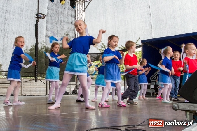 Zdjęcie w galerii na portalu naszraciborz.pl: Najmłodsi mieszkańcy gminy na scenie festynu rodzinnego w Pietrowicach Wielkich  wiadomości z regionu