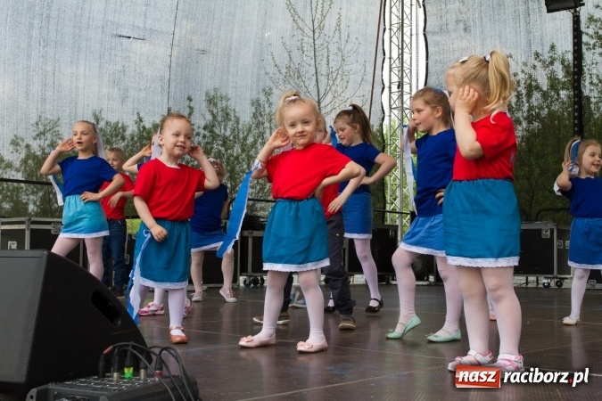 Zdjęcie w galerii na portalu naszraciborz.pl: Najmłodsi mieszkańcy gminy na scenie festynu rodzinnego w Pietrowicach Wielkich  wiadomości z regionu