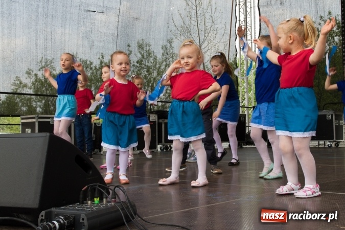 Zdjęcie w galerii na portalu naszraciborz.pl: Najmłodsi mieszkańcy gminy na scenie festynu rodzinnego w Pietrowicach Wielkich  wiadomości z regionu
