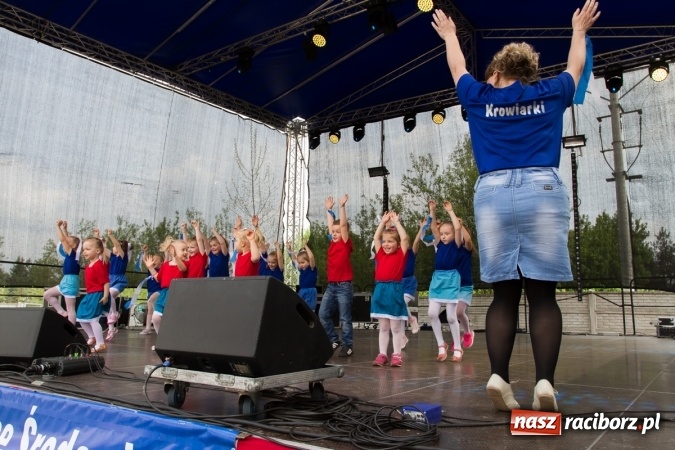 Zdjęcie w galerii na portalu naszraciborz.pl: Najmłodsi mieszkańcy gminy na scenie festynu rodzinnego w Pietrowicach Wielkich  wiadomości z regionu