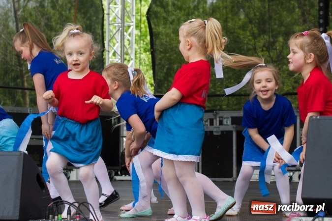Zdjęcie w galerii na portalu naszraciborz.pl: Najmłodsi mieszkańcy gminy na scenie festynu rodzinnego w Pietrowicach Wielkich  wiadomości z regionu