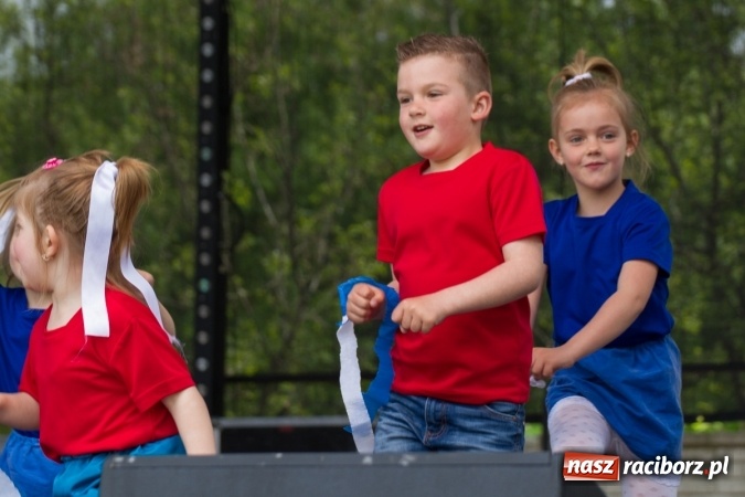 Zdjęcie w galerii na portalu naszraciborz.pl: Najmłodsi mieszkańcy gminy na scenie festynu rodzinnego w Pietrowicach Wielkich  wiadomości z regionu