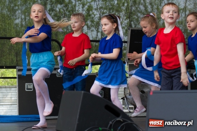 Zdjęcie w galerii na portalu naszraciborz.pl: Najmłodsi mieszkańcy gminy na scenie festynu rodzinnego w Pietrowicach Wielkich  wiadomości z regionu