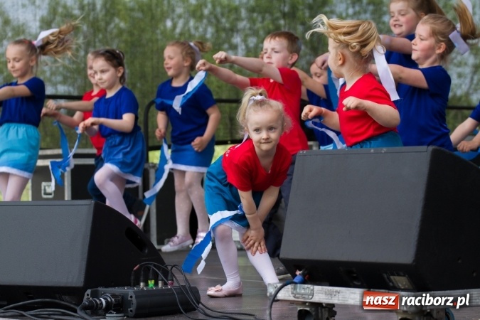 Zdjęcie w galerii na portalu naszraciborz.pl: Najmłodsi mieszkańcy gminy na scenie festynu rodzinnego w Pietrowicach Wielkich  wiadomości z regionu