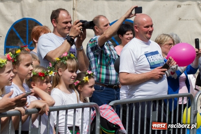 Zdjęcie w galerii na portalu naszraciborz.pl: Najmłodsi mieszkańcy gminy na scenie festynu rodzinnego w Pietrowicach Wielkich  wiadomości z regionu