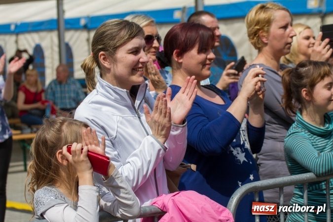 Zdjęcie w galerii na portalu naszraciborz.pl: Najmłodsi mieszkańcy gminy na scenie festynu rodzinnego w Pietrowicach Wielkich  wiadomości z regionu