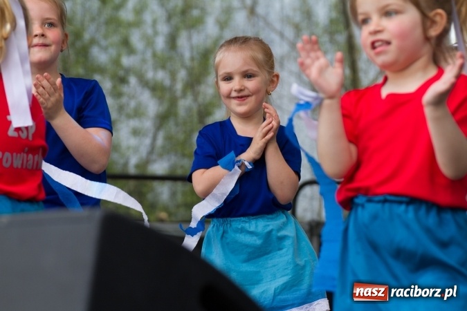 Zdjęcie w galerii na portalu naszraciborz.pl: Najmłodsi mieszkańcy gminy na scenie festynu rodzinnego w Pietrowicach Wielkich  wiadomości z regionu