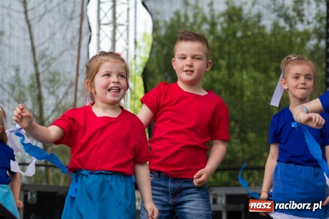 Zdjęcie w galerii na portalu naszraciborz.pl: Najmłodsi mieszkańcy gminy na scenie festynu rodzinnego w Pietrowicach Wielkich  wiadomości z regionu