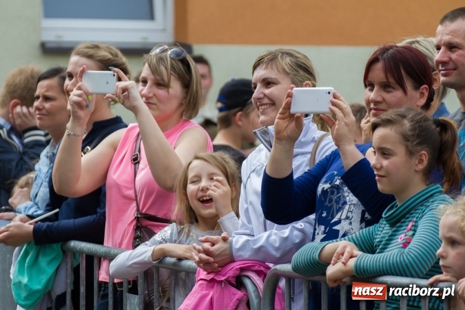 Zdjęcie w galerii na portalu naszraciborz.pl: Najmłodsi mieszkańcy gminy na scenie festynu rodzinnego w Pietrowicach Wielkich  wiadomości z regionu