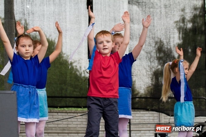 Zdjęcie w galerii na portalu naszraciborz.pl: Najmłodsi mieszkańcy gminy na scenie festynu rodzinnego w Pietrowicach Wielkich  wiadomości z regionu