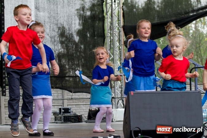 Zdjęcie w galerii na portalu naszraciborz.pl: Najmłodsi mieszkańcy gminy na scenie festynu rodzinnego w Pietrowicach Wielkich  wiadomości z regionu