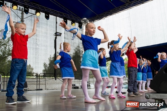 Zdjęcie w galerii na portalu naszraciborz.pl: Najmłodsi mieszkańcy gminy na scenie festynu rodzinnego w Pietrowicach Wielkich  wiadomości z regionu