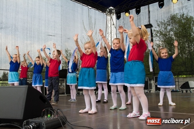Zdjęcie w galerii na portalu naszraciborz.pl: Najmłodsi mieszkańcy gminy na scenie festynu rodzinnego w Pietrowicach Wielkich  wiadomości z regionu