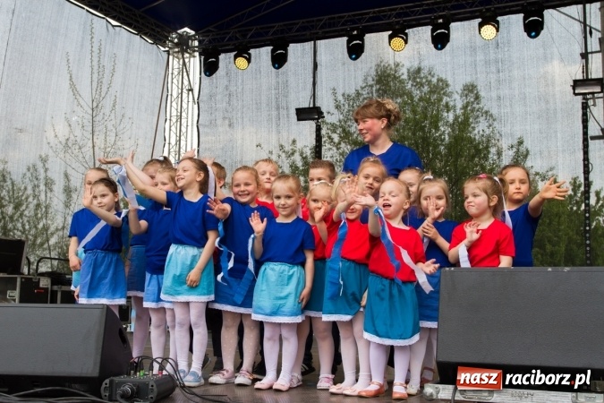 Zdjęcie w galerii na portalu naszraciborz.pl: Najmłodsi mieszkańcy gminy na scenie festynu rodzinnego w Pietrowicach Wielkich  wiadomości z regionu