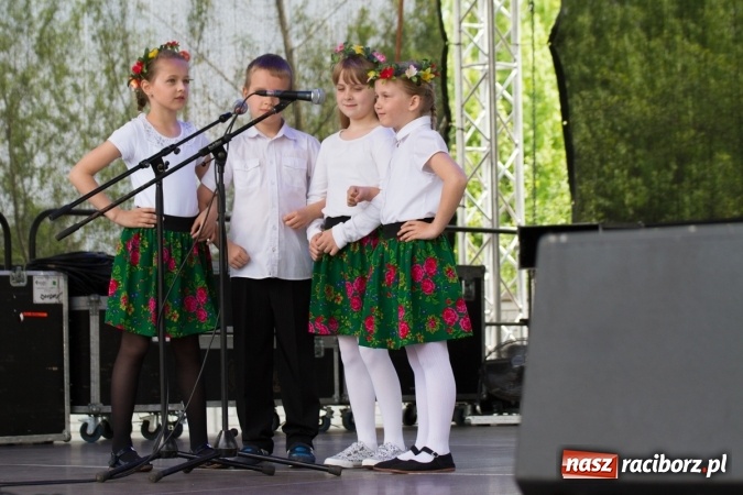 Zdjęcie w galerii na portalu naszraciborz.pl: Najmłodsi mieszkańcy gminy na scenie festynu rodzinnego w Pietrowicach Wielkich  wiadomości z regionu
