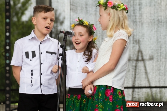 Zdjęcie w galerii na portalu naszraciborz.pl: Najmłodsi mieszkańcy gminy na scenie festynu rodzinnego w Pietrowicach Wielkich  wiadomości z regionu