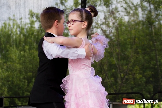 Zdjęcie w galerii na portalu naszraciborz.pl: Najmłodsi mieszkańcy gminy na scenie festynu rodzinnego w Pietrowicach Wielkich  wiadomości z regionu