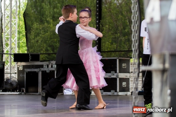 Zdjęcie w galerii na portalu naszraciborz.pl: Najmłodsi mieszkańcy gminy na scenie festynu rodzinnego w Pietrowicach Wielkich  wiadomości z regionu