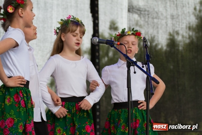 Zdjęcie w galerii na portalu naszraciborz.pl: Najmłodsi mieszkańcy gminy na scenie festynu rodzinnego w Pietrowicach Wielkich  wiadomości z regionu