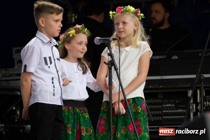 Zdjęcie w galerii na portalu naszraciborz.pl: Najmłodsi mieszkańcy gminy na scenie festynu rodzinnego w Pietrowicach Wielkich  wiadomości z regionu