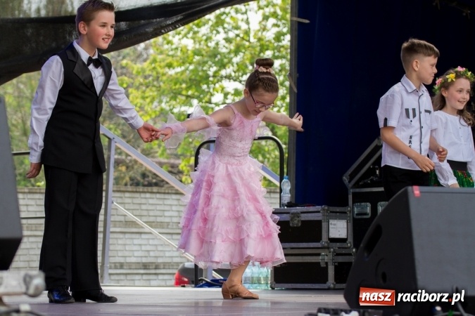 Zdjęcie w galerii na portalu naszraciborz.pl: Najmłodsi mieszkańcy gminy na scenie festynu rodzinnego w Pietrowicach Wielkich  wiadomości z regionu