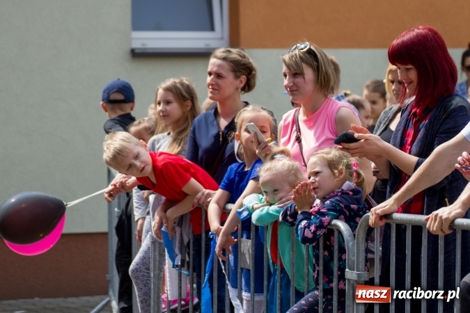 Zdjęcie w galerii na portalu naszraciborz.pl: Najmłodsi mieszkańcy gminy na scenie festynu rodzinnego w Pietrowicach Wielkich  wiadomości z regionu