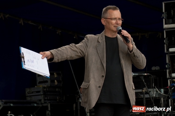 Zdjęcie w galerii na portalu naszraciborz.pl: Najmłodsi mieszkańcy gminy na scenie festynu rodzinnego w Pietrowicach Wielkich  wiadomości z regionu