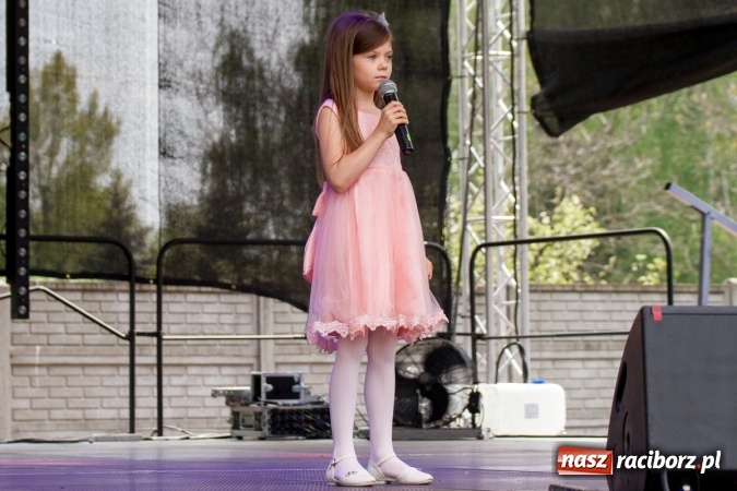 Zdjęcie w galerii na portalu naszraciborz.pl: Najmłodsi mieszkańcy gminy na scenie festynu rodzinnego w Pietrowicach Wielkich  wiadomości z regionu