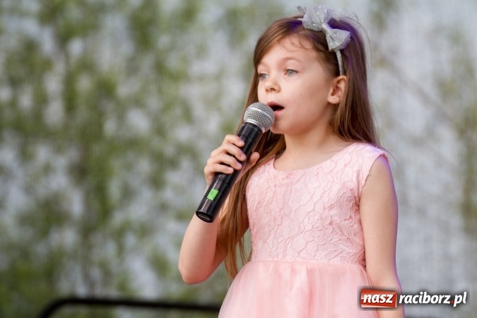 Zdjęcie w galerii na portalu naszraciborz.pl: Najmłodsi mieszkańcy gminy na scenie festynu rodzinnego w Pietrowicach Wielkich  wiadomości z regionu