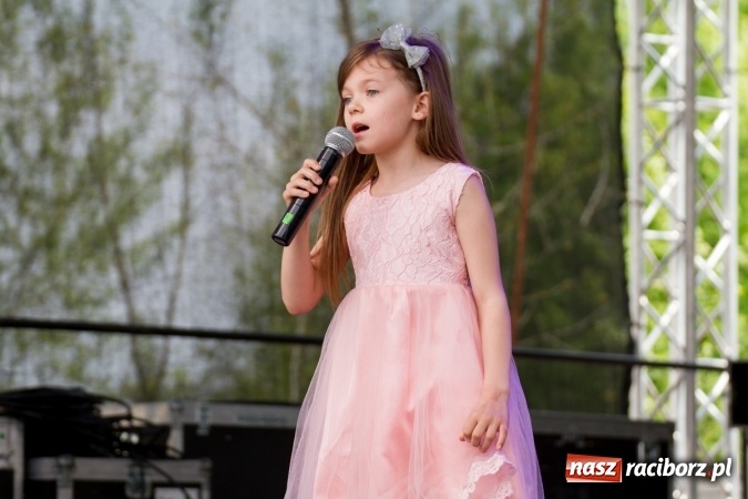 Zdjęcie w galerii na portalu naszraciborz.pl: Najmłodsi mieszkańcy gminy na scenie festynu rodzinnego w Pietrowicach Wielkich  wiadomości z regionu