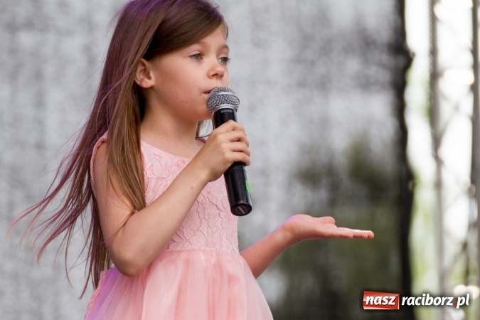 Zdjęcie w galerii na portalu naszraciborz.pl: Najmłodsi mieszkańcy gminy na scenie festynu rodzinnego w Pietrowicach Wielkich  wiadomości z regionu