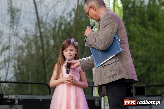 Zdjęcie w galerii na portalu naszraciborz.pl: Najmłodsi mieszkańcy gminy na scenie festynu rodzinnego w Pietrowicach Wielkich  wiadomości z regionu