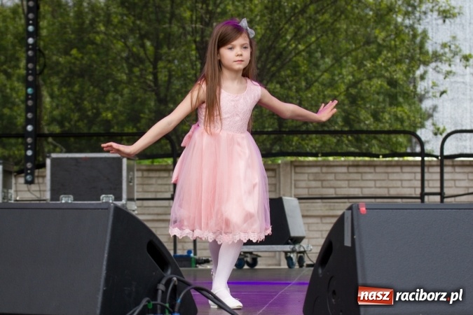 Zdjęcie w galerii na portalu naszraciborz.pl: Najmłodsi mieszkańcy gminy na scenie festynu rodzinnego w Pietrowicach Wielkich  wiadomości z regionu