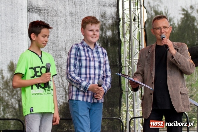 Zdjęcie w galerii na portalu naszraciborz.pl: Najmłodsi mieszkańcy gminy na scenie festynu rodzinnego w Pietrowicach Wielkich  wiadomości z regionu