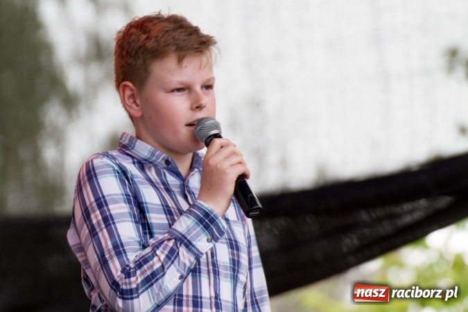 Zdjęcie w galerii na portalu naszraciborz.pl: Najmłodsi mieszkańcy gminy na scenie festynu rodzinnego w Pietrowicach Wielkich  wiadomości z regionu