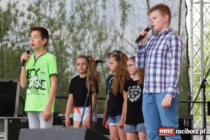 Zdjęcie w galerii na portalu naszraciborz.pl: Najmłodsi mieszkańcy gminy na scenie festynu rodzinnego w Pietrowicach Wielkich  wiadomości z regionu