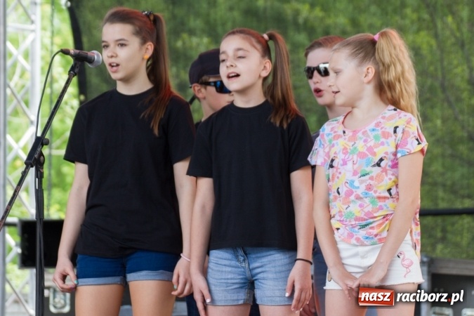 Zdjęcie w galerii na portalu naszraciborz.pl: Najmłodsi mieszkańcy gminy na scenie festynu rodzinnego w Pietrowicach Wielkich  wiadomości z regionu