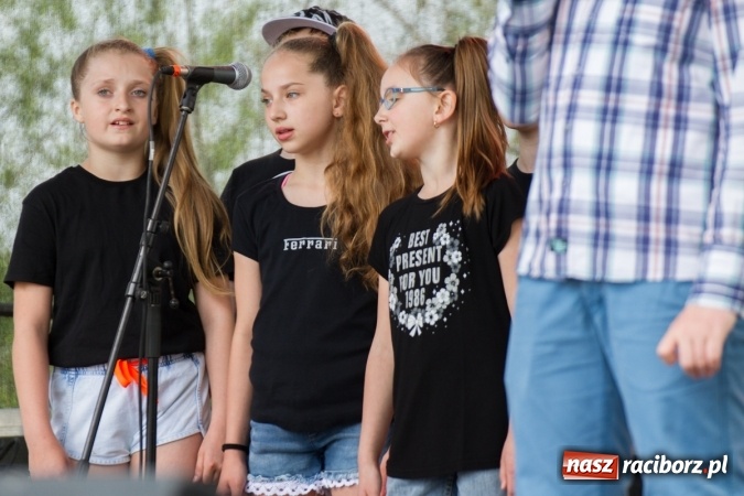 Zdjęcie w galerii na portalu naszraciborz.pl: Najmłodsi mieszkańcy gminy na scenie festynu rodzinnego w Pietrowicach Wielkich  wiadomości z regionu