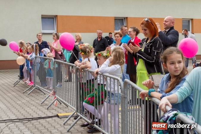 Zdjęcie w galerii na portalu naszraciborz.pl: Najmłodsi mieszkańcy gminy na scenie festynu rodzinnego w Pietrowicach Wielkich  wiadomości z regionu