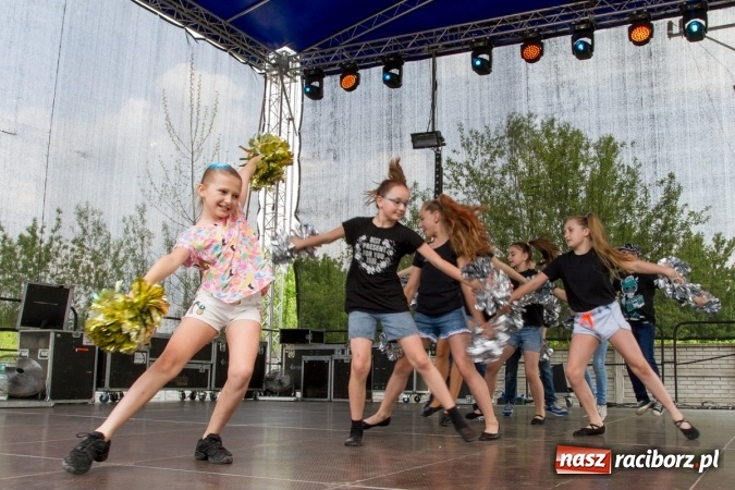Zdjęcie w galerii na portalu naszraciborz.pl: Najmłodsi mieszkańcy gminy na scenie festynu rodzinnego w Pietrowicach Wielkich  wiadomości z regionu