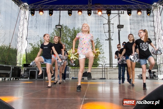 Zdjęcie w galerii na portalu naszraciborz.pl: Najmłodsi mieszkańcy gminy na scenie festynu rodzinnego w Pietrowicach Wielkich  wiadomości z regionu