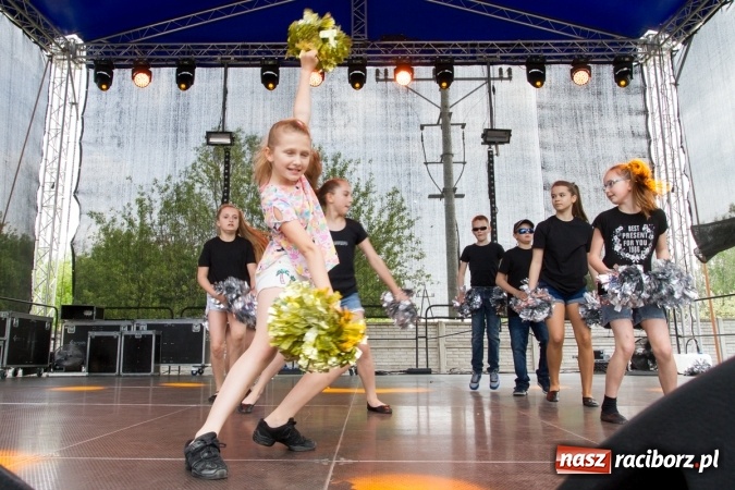 Zdjęcie w galerii na portalu naszraciborz.pl: Najmłodsi mieszkańcy gminy na scenie festynu rodzinnego w Pietrowicach Wielkich  wiadomości z regionu