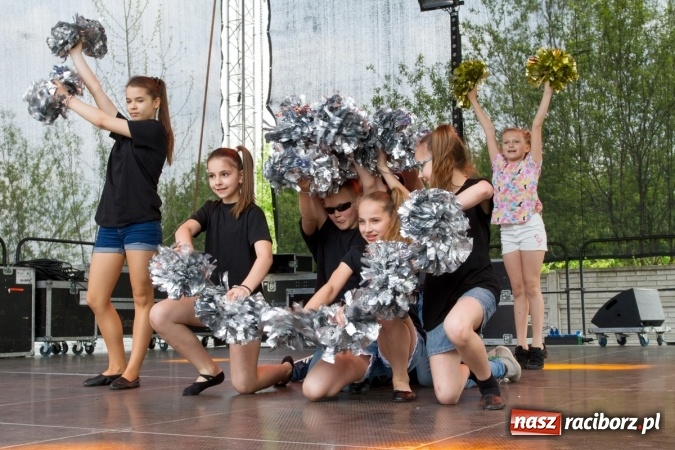 Zdjęcie w galerii na portalu naszraciborz.pl: Najmłodsi mieszkańcy gminy na scenie festynu rodzinnego w Pietrowicach Wielkich  wiadomości z regionu