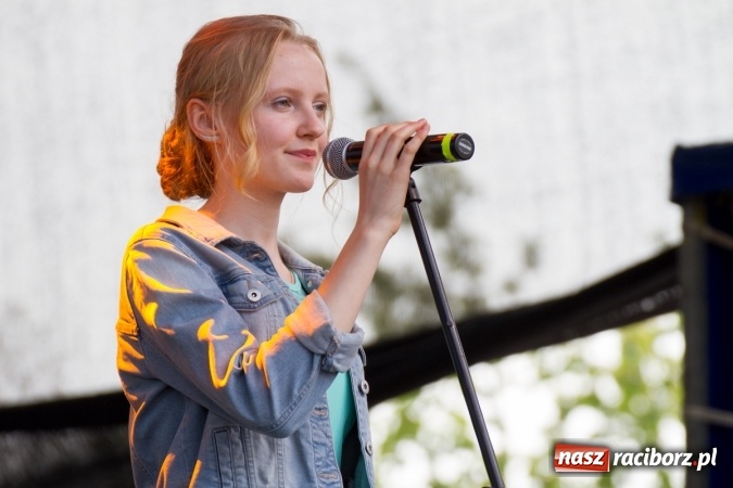 Zdjęcie w galerii na portalu naszraciborz.pl: Najmłodsi mieszkańcy gminy na scenie festynu rodzinnego w Pietrowicach Wielkich  wiadomości z regionu