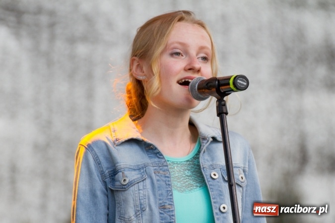 Zdjęcie w galerii na portalu naszraciborz.pl: Najmłodsi mieszkańcy gminy na scenie festynu rodzinnego w Pietrowicach Wielkich  wiadomości z regionu