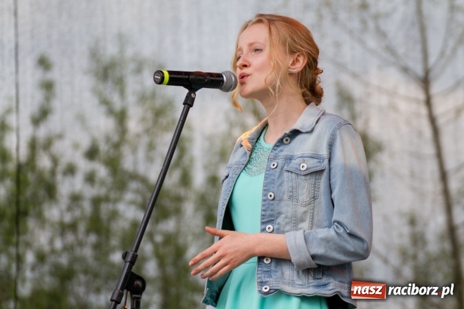 Zdjęcie w galerii na portalu naszraciborz.pl: Najmłodsi mieszkańcy gminy na scenie festynu rodzinnego w Pietrowicach Wielkich  wiadomości z regionu